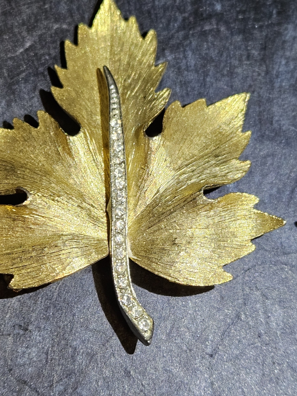 Vintage Gold Maple Leaf Brooch and Earring Set. - Picture 7 of 7